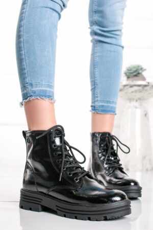 Čierne lakované členkové šnurovacie topánky 5-25215